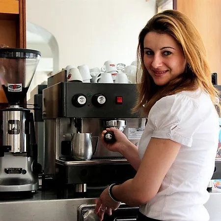 Cirene فندق ريميني